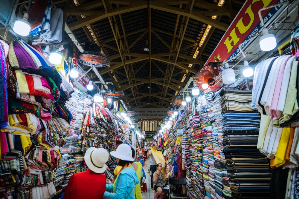 inside tan dinh market
